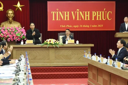 Thủ tướng Phạm Minh Chính chủ trì cuộc làm việc với Ban Thường vụ Tỉnh ủy Vĩnh Phúc (Ảnh: TRẦN HẢI). 