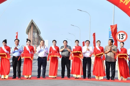Thủ tướng Phạm Minh Chính và các đồng chí lãnh đạo cắt băng khánh thành Đập dâng Phú Phong. (Ảnh: THANH GIANG)