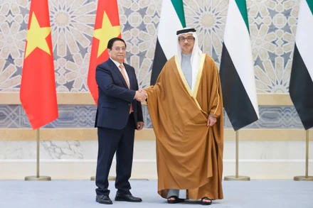 Thủ tướng Phạm Minh Chính và Phó Tổng thống Sheikh Mansour Bin Zayed Al Nahyan tại Lễ đón chính thức. (Ảnh: Nhật Bắc/VGP)