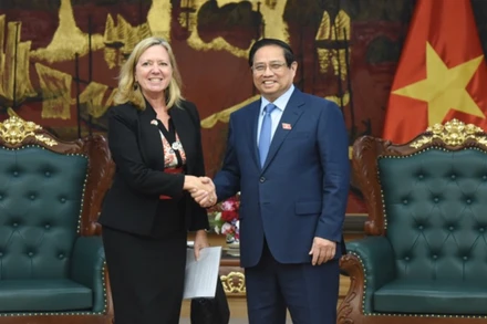 Thủ tướng Phạm Minh Chính và bà Mariam J. Sherman, Giám đốc Quốc gia của Văn phòng Ngân hàng Thế giới (WB) khu vực Việt Nam, Lào, Campuchia. (Ảnh: TRẦN HẢI)