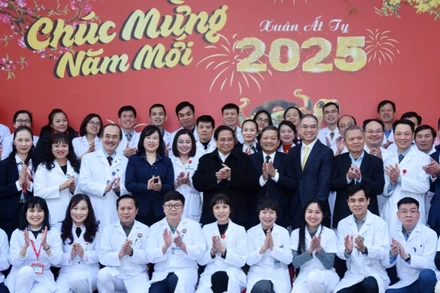 Thủ tướng Phạm Minh Chính với cán bộ, y sĩ, bác sĩ và nhân viên y tế Bệnh viện Phổi Trung ương. (Ảnh: TRẦN HẢI)