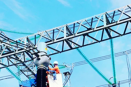 Cán bộ, công nhân Truyền tải điện Bình Thuận thay thế kẹp cực TI532 tại Trạm biến áp 500kV Vĩnh Tân. 