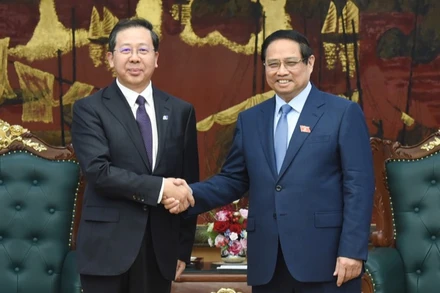 Thủ tướng Chính phủ Phạm Minh Chính và ông Bành Cương Bình, Chủ tịch HĐQT Công ty hữu hạn Tập đoàn Khoa học Kỹ thuật Hoa Điện Trung Quốc (CHEC). (Ảnh: TRẦN HẢI)