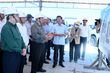 Thủ tướng Phạm Minh Chính nghe giới thiệu về tiến độ Dự án xây dựng Tượng đài Bác Hồ tại Quảng trường trung tâm thành phố Phú Quốc.