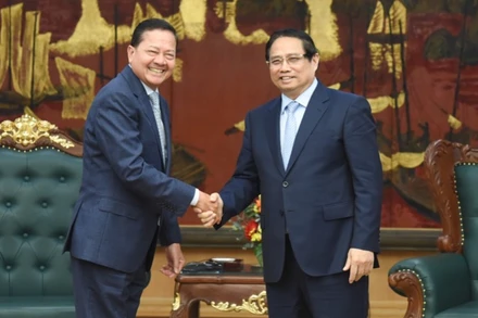 Thủ tướng Phạm Minh Chính và Phó Thủ tướng Campuchia Neth Savoeun. (Ảnh: TRẦN HẢI)