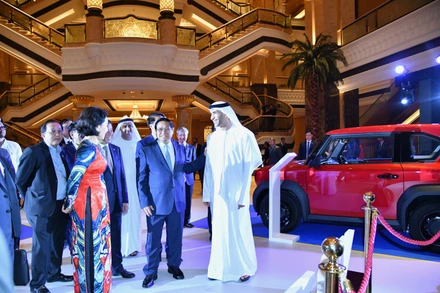 Thủ tướng Phạm Minh Chính và Quốc Vụ khanh phụ trách về Ngoại thương, Bộ trưởng chuyên trách về thu hút Nhân tài Thani Bin Ahmed Al Zeyoudi tại lễ trưng bày và giới thiệu xe Vinfast (Ảnh: Thanh Giang). 