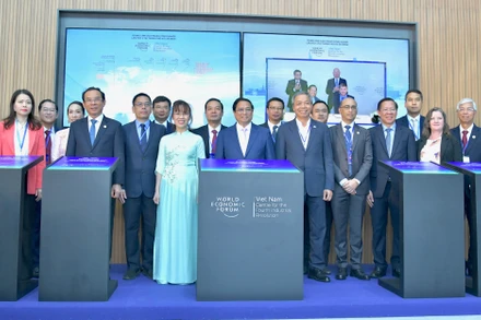 Thủ tướng Phạm Minh Chính và các đồng chí lãnh đạo, các doanh nghiệp tại Lễ khánh thành Trung tâm C4IR Thành phố Hồ Chí Minh. (Ảnh: Thanh Giang)