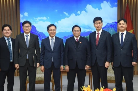 Thủ tướng Phạm Minh Chính và Tổng giám đốc Samsung Việt Nam Choi Joo Ho chuẩn bị kết thúc nhiệm kỳ và ông Na Ki Hong - người kế nhiệm. (Ảnh: TRẦN HẢI)