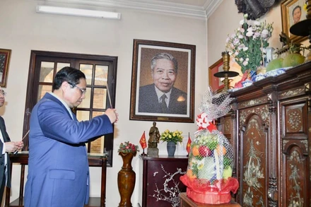 Thủ tướng Phạm Minh Chính dâng hương tưởng niệm cố Chủ tịch Hội đồng Bộ trưởng Phạm Hùng. (Ảnh: THANH GIANG)