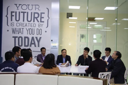 Giáo sư, Tiến sĩ Khoa học Nguyễn Đình Đức (ở giữa) cùng các nghiên cứu viên.