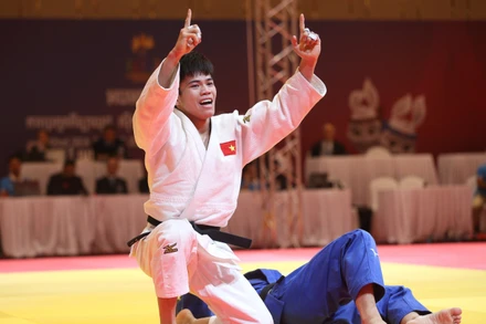 Võ sĩ Chu Đức Đạt ăn mừng chiến thắng. (Ảnh: VOV)