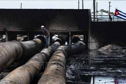 Nhân viên kiểm tra sau vụ cháy tại kho chứa nhiên liệu bên Vịnh Matanzas, Cuba, ngày 10/8/2022. (Ảnh: AFP/TTXVN)