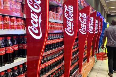 Các sản phẩm đồ uống của Coca-Cola bày bán tại một trung tâm thương mại ở Lagos, Nigeria. (Ảnh: Reuters) 