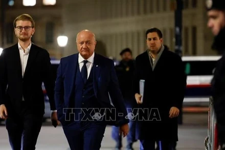 Lãnh đạo đảng ÖVP Christian Stocker (giữa) tới cuộc họp ở Vienna, Áo ngày 11/2/2025. (Ảnh: REUTERS/TTXVN)