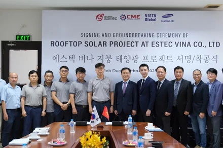 Đại diện CME Solar, CME-Vista và Estec Vina thống nhất triển khai dự án năng lượng mặt trời áp mái tại nhà máy Estec Vina.