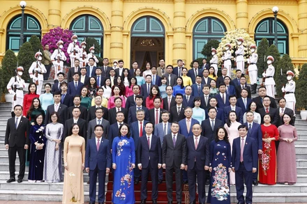 Chủ tịch nước Võ Văn Thưởng với lãnh đạo, cán bộ, công chức, viên chức, người lao động Văn phòng Chủ tịch nước. (Ảnh: Thống Nhất/TTXVN)