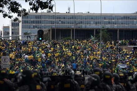 Những người ủng hộ cựu Tổng thống Brazil Jair Bolsonaro xông vào các tòa nhà Chính phủ tại Brasilia, ngày 8/1/2023. (Ảnh: AFP/TTXVN)