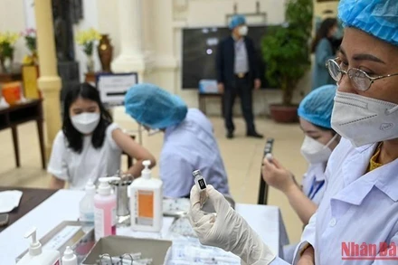 Tiêm vaccine cho học sinh trung học cơ sở ở Hà Nội vào tháng 11/2021. (Ảnh minh họa: DUY LINH)