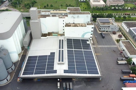 Điện mặt trời được đánh giá có vai trò quan trọng trong quá trình chuyển đổi năng lượng của ngành sản xuất FDI tại Việt Nam. Trong ảnh, một dự án điện mặt trời do Công ty CMES triển khai lắp đặt tại Công ty TNHH CJ Foods Việt Nam, tỉnh Bà Rịa-Vũng Tàu.