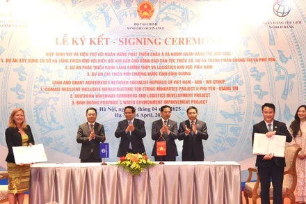 Thủ tướng Phạm Minh Chính chứng kiến lễ ký kết các hiệp định vay và viện trợ giữa Việt Nam với Ngân hàng Thế giới (WB) cho các Dự án cải thiện môi trường nước tỉnh Bình Dương và phát triển hành lang lang đường thủy và logistics phía nam. (Ảnh: TRẦN HẢI)