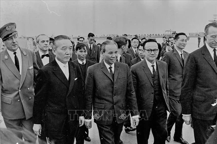 Ngày 9/5/1968, Bộ trưởng Xuân Thủy, Trưởng Đoàn đại biểu Chính phủ Việt Nam Dân chủ Cộng hòa đến thủ đô Paris (Pháp), tiến hành cuộc đàm phán chính thức với Chính phủ Mỹ. (Ảnh: TTXVN)
