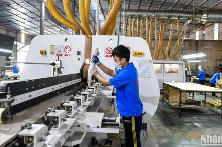 Bên cạnh việc chủ động thích ứng trước chính sách thuế đối ứng của Hoa Kỳ, các hiệp hội và doanh nghiệp cũng kiến nghị cần cân nhắc kỹ lưỡng các chính sách thuế, trong đó có thuế tiêu thụ đặc biệt để không cản trở động lực tăng trưởng kinh tế. (Ảnh minh họa: THÀNH ĐẠT) 