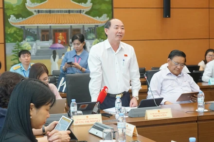 Đại biểu Tráng A Tủa (Điện Biên) phát biểu tại phiên thảo luận Tổ 8, chiều 19/6. (Ảnh: TRUNG HƯNG)