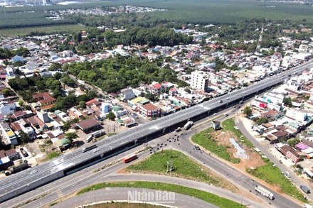 Nút giao thông Dầu Giây, một hạng mục của Dự án khôi phục, cải tạo quốc lộ 20. Quá trình thi công nút giao này đã có nhiều người thiệt mạng do thi công mất an toàn, kéo dài, khiến dư luận địa phương rất bức xúc.