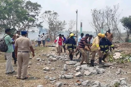 Lực lượng cứu hộ tại hiện trường vụ nổ. (Nguồn: ndtv.com)