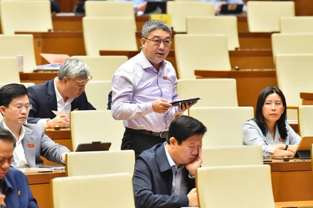 Đại biểu Lê Văn Thìn - Đoàn đại biểu Quốc hội tỉnh Phú Yên phát biểu. (Ảnh: THỦY NGUYÊN) 