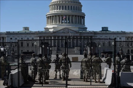 Lực lượng an ninh được triển khai tại Đồi Capitol, thủ đô Washington của Mỹ. (Ảnh: AFP/TTXVN)
