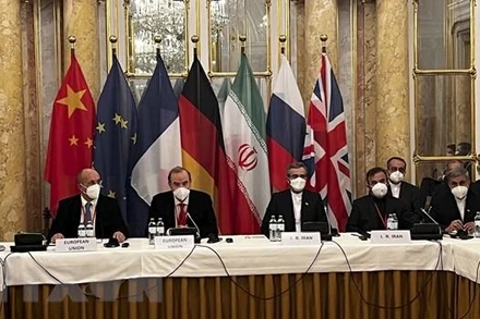 Đại diện phái đoàn Iran (phải) và đại diện Liên minh châu Âu (trái) tại phiên đàm phán nhằm khôi phục thỏa thuận hạt nhân được ký kết năm 2015, ở Vienna (Áo), ngày 3/12/2021. (Ảnh: AFP/TTXVN)