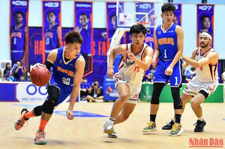 Các cầu thủ Hanoi Buffaloes (áo xanh) không thể tận dụng lợi thế sân nhà cùng phong độ tốt hơn để giữ lại thắng lợi trong trận đấu cuối cùng trên nhà Hoàng Mai tại vòng bảng năm nay.