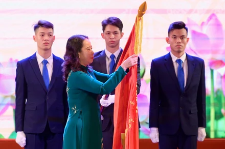 Phó Chủ tịch nước Võ Thị Ánh Xuân gắn Huân chương Lao động hạng Ba trao tặng tập thể Công ty TNHH một thành viên In Báo Nhân Dân Hà Nội. 