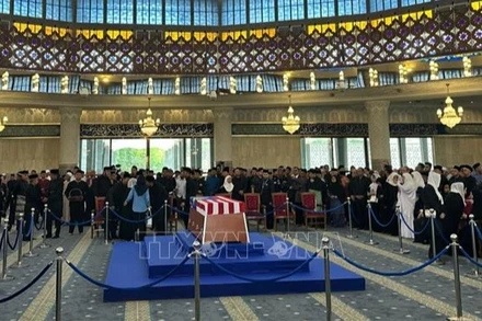 Thi hài của cố Thủ tướng Abdullah bin Ahmad Badawi được đặt tại sảnh cầu nguyện chính của Nhà thờ Hồi giáo quốc gia. (Ảnh: TTXVN) 