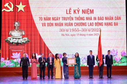 Thừa ủy quyền của Chủ tịch nước và lãnh đạo Đảng, Phó Chủ tịch nước Võ Thị Ánh Xuân trao Huân chương Lao động hạng Ba (lần thứ 2) cho tập thể lãnh đạo, cán bộ, công nhân viên và người lao động Công ty TNHH một thành viên In Báo Nhân Dân Hà Nội. (Ảnh: ĐẠI GIANG)
