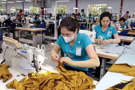 May hàng xuất khẩu tại Công ty TNHH Maxport Việt Nam. (Ảnh: TTXVN)