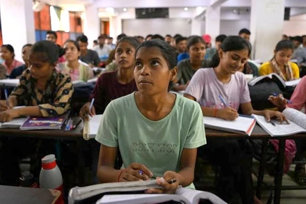 Học viên tham gia một lớp luyện thi tại Học viện Super Climax để chuẩn bị cho các kỳ thi tuyển dụng trong lĩnh vực công, Prayagraj, Ấn Độ, ngày 21/6/2024. (Ảnh: Reuters) 