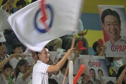 Những người ủng hộ Đảng Hành động nhân dân (PAP) tập trung chờ kết quả tổng tuyển cử tại Singapore. (Ảnh: THX/TTXVN)