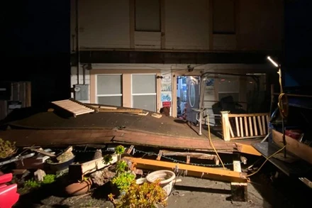 Thiệt hại do động đất gây ra bên ngoài 1 tòa nhà ở Rio Dell (California). (Nguồn: CNN)