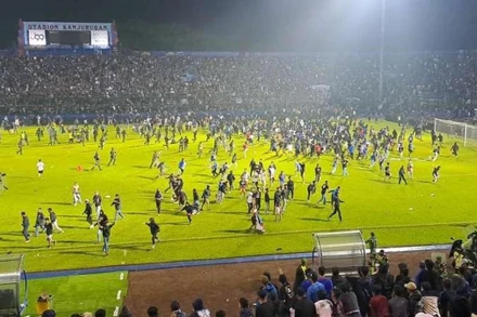 Khung cảnh hỗn loạn sau trận đấu giữa Arema và Persebaya. (Ảnh: Bola)