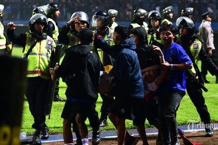 Các nạn nhân trong vụ bạo loạn được chuyển ra khỏi sân Kanjuruhan. (Ảnh: Tribunnews)