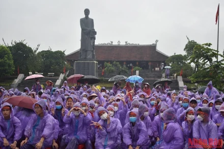 Hàng nghìn người dân đội mưa đến Khu lưu niệm nhà bác học Lê Quý Đôn (xã Độc Lập, huyện Hưng Hà, tỉnh Thái Bình) chứng kiến chiến thắng ngoạn mục của cậu học trò vùng quê lúa. (Ảnh: MAI TÚ)