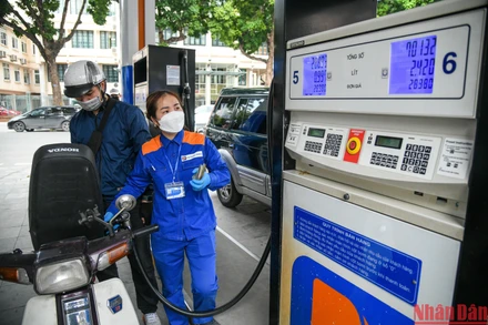 Nhiều nhà xe, doanh nghiệp vẫn đang tiếp tục "ngóng" theo giá xăng dầu để điều chỉnh giá. (Ảnh minh họa: THÀNH ĐẠT)