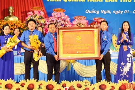 Bí thư Tỉnh ủy Quảng Ngãi Bùi Thị Quỳnh Vân trao tặng bức trướng cho Ban Thường vụ Tỉnh đoàn Quảng Ngãi.