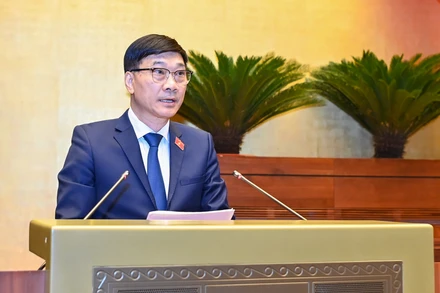 Ủy viên Ủy ban Thường vụ Quốc hội, Chủ nhiệm Ủy ban Kinh tế của Quốc hội Vũ Hồng Thanh trình bày Báo cáo giải trình, tiếp thu, chỉnh lý dự thảo Luật Đất đai (sửa đổi). (Ảnh: DUY LINH) 