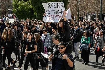Học sinh và sinh viên tham gia biểu tình phản đối tình trạng giao thông đường sắt thiếu an toàn ở Athens, Hy Lạp, ngày 3/3/2023. (Ảnh: AFP/TTXVN)