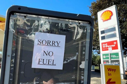 Tấm biển thông báo hết nhiên liệu tại một trạm xăng ở Hemel Hempstead, Anh. (Ảnh minh họa: Reuters)