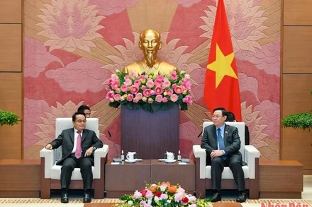 Chủ tịch Quốc hội Vương Ðình Huệ tiếp Chủ tịch Kiểm toán Lào Viengthavisone Thephachanh. (Ảnh: DUY LINH)