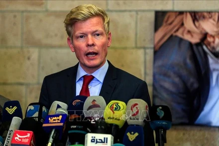 Đặc phái viên Liên hợp quốc về Yemen Hans Grundberg phát biểu với báo giới tại Sanaa, Yemen, ngày 13/4/2022. (Ảnh: AFP/TTXVN)